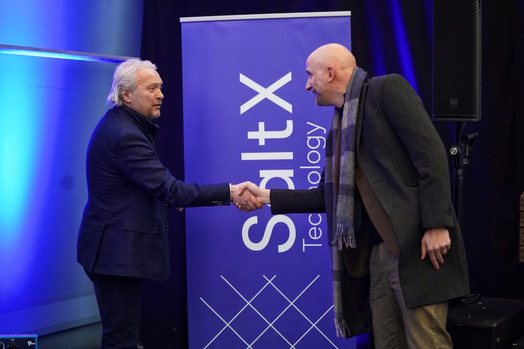 SaltX CEO, Carl-Johan Linér and Per Andersson, Head of the LeadIT Secretariat, shake hands at the announcement that SaltX have joined LeadIT